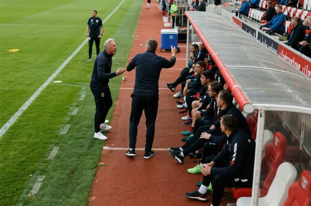 教练与替补席沟通示意